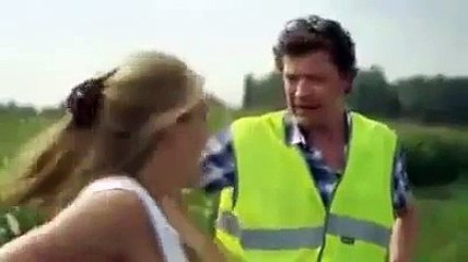 yol kenarında cişini yaparken yakalandı