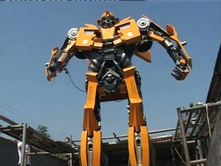Chinese hairdresser makes huge transformers robot