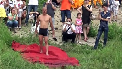 Un moine Shaolin court 125 mètres sur l'eau