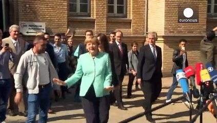Merkel visita el centro de peticiones de asilo en Berlín