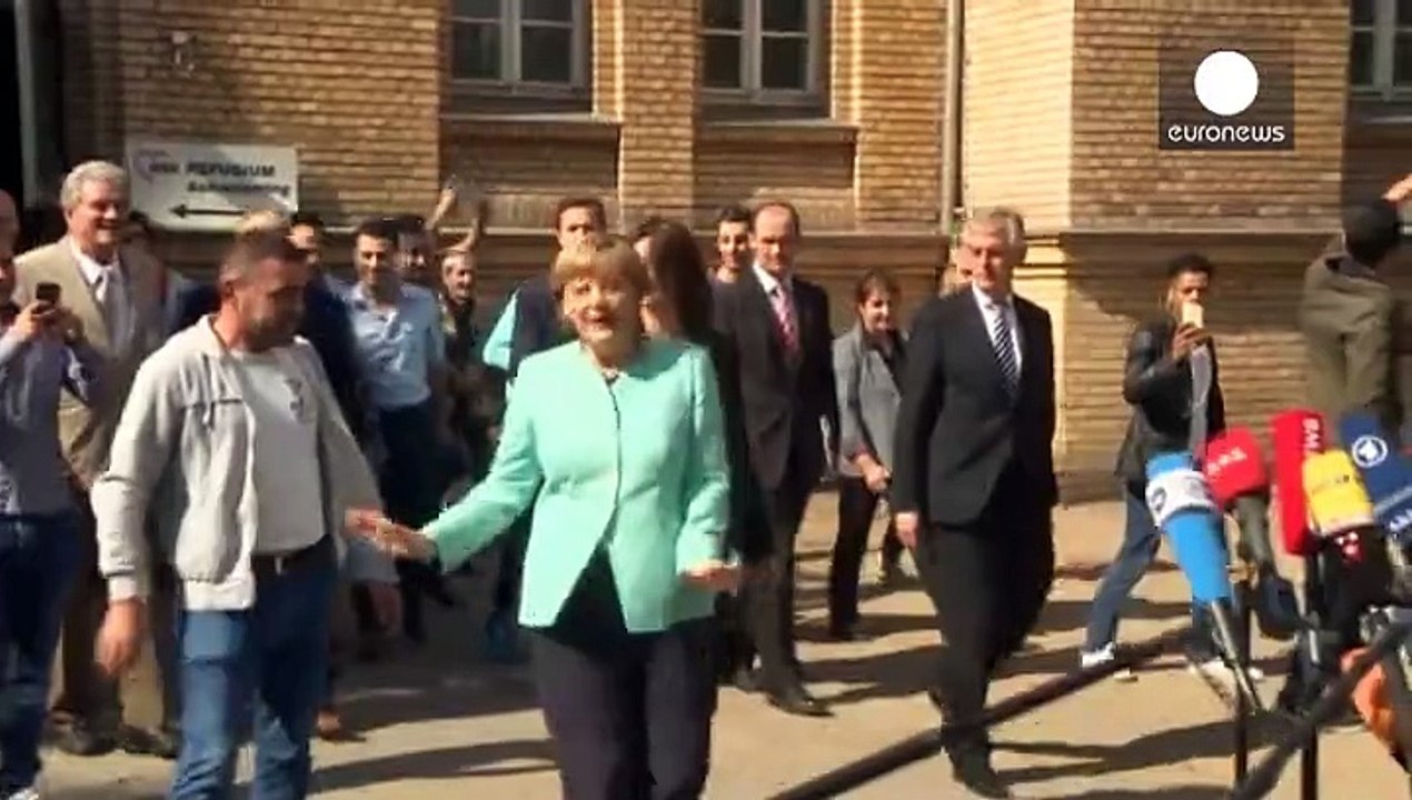 Migrants: Angela Merkel visits Berlin registration centre