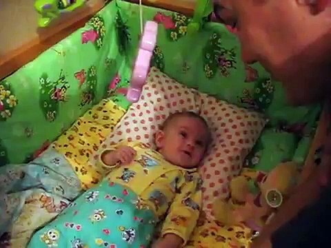 Малышка подпевает с папой Класс