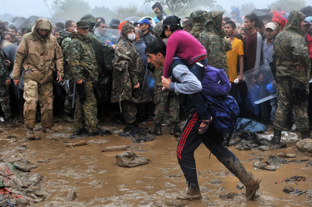 Trempés jusqu'aux os, des réfugiés tentent d'atteindre la Serbie