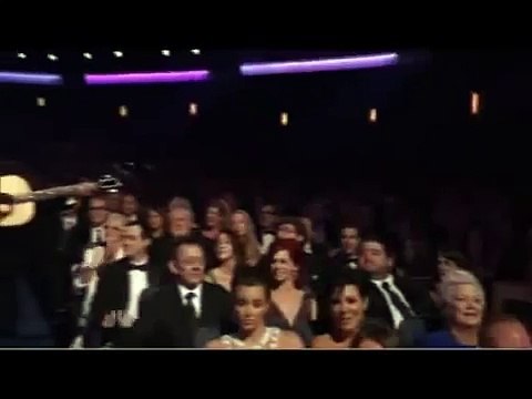 Kim Kardashian & Jimmy Fallon Singing Live - Emmy Awards 2010