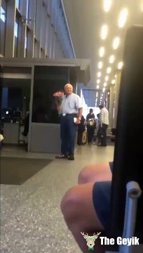 Yaşlı Çiftin İşte Aşk Bu Dedirten Kavuşması