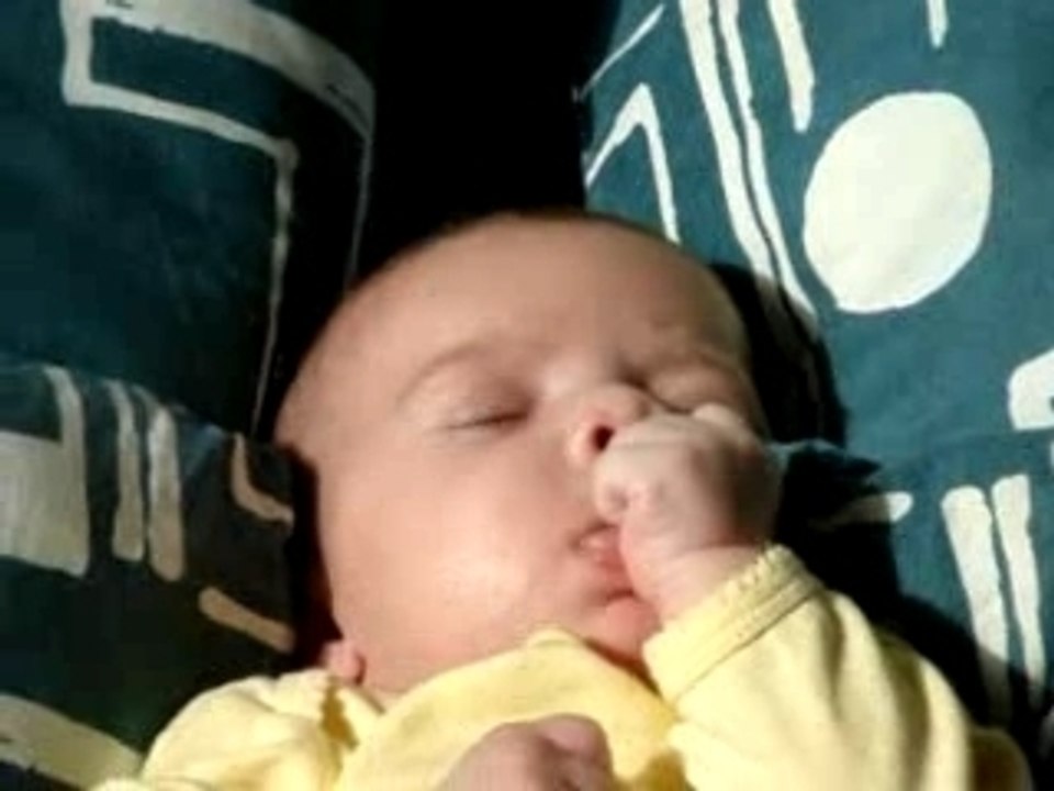 J'essaye de prendre mon pouce