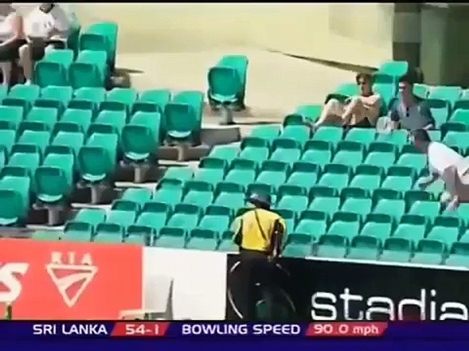 Flattest six ever in Cricket history, by a Srilankan Batsman