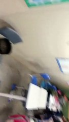 Funcionários de escola flagram goteira escorrendo por lâmpada em sala de aula no Gama