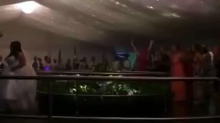 Elle est prête à tout pour attraper le bouquet de la mariée !
