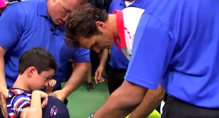 Federer aide un enfant bousculé par la foule à l'US Open 2015
