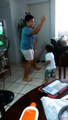 Niños bailando peppa pig/Jess Uribe