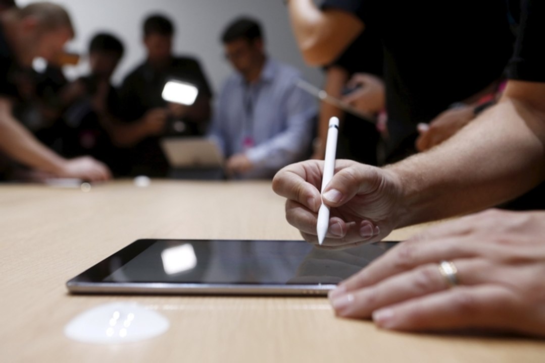 Rivals Samsung and Sony poke fun at Apple's iPad Pro and iPhone 6s