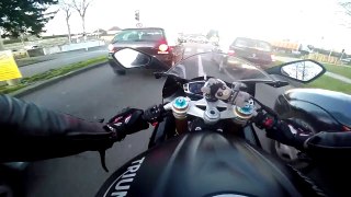 Un super motard aide une automobiliste en panne