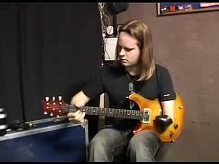 Tek Koluyla Gitar Çalan Kişi