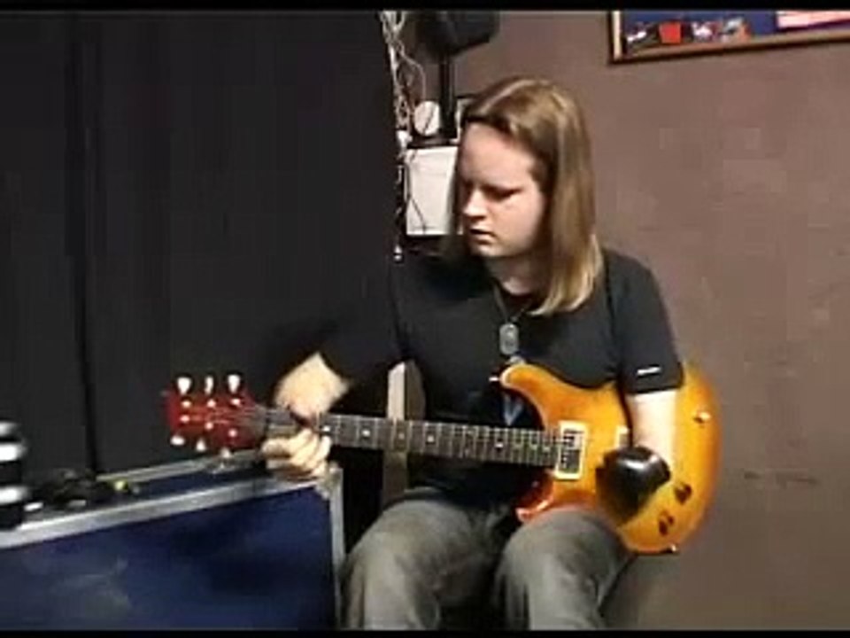 Tek Koluyla Gitar Çalan Kişi