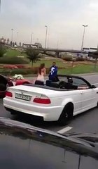 Célébrer son mariage sur l'autoroute en faisant des Drifts... Dingue!