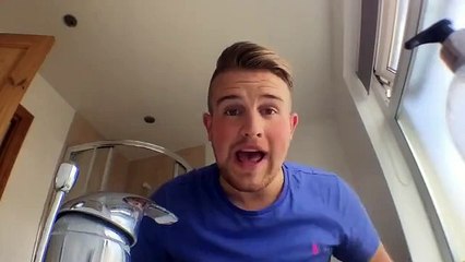 Arkadaşının Saç Jölesine Uhu Dökerek Eşek Şakası Yapan Adam