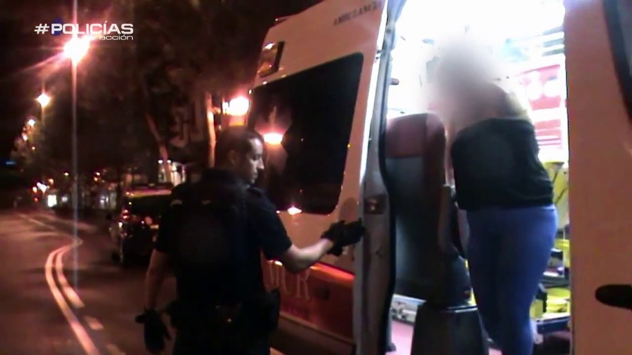 La Policía interviene una pelea de violencia de género en la calle - Policías en Acción