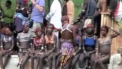 Hamer tribe Dancing and bull jumpat turmi market