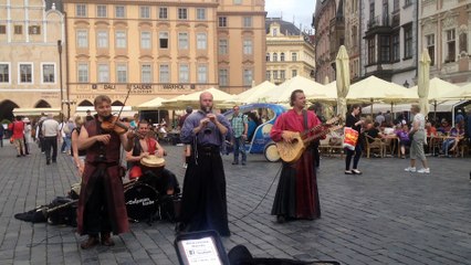 Street artists - Prague - Bohemian bards - square clock - pouličních umělců 2