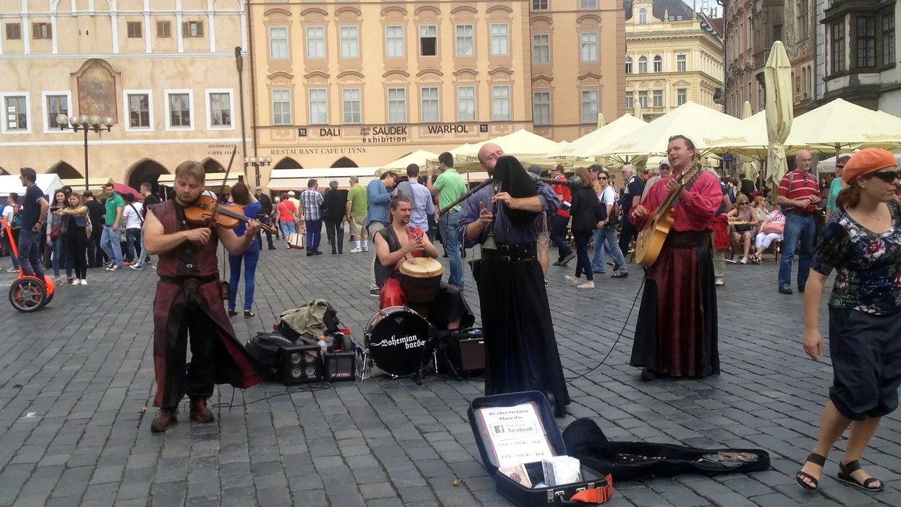 Street artists - Prague - Bohemian bards - square clock - pouličních umělců