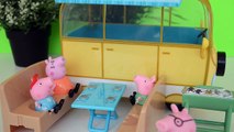 Pig George e Familia Peppa Pig Bate Van no acampamento em portugues PARTE 2