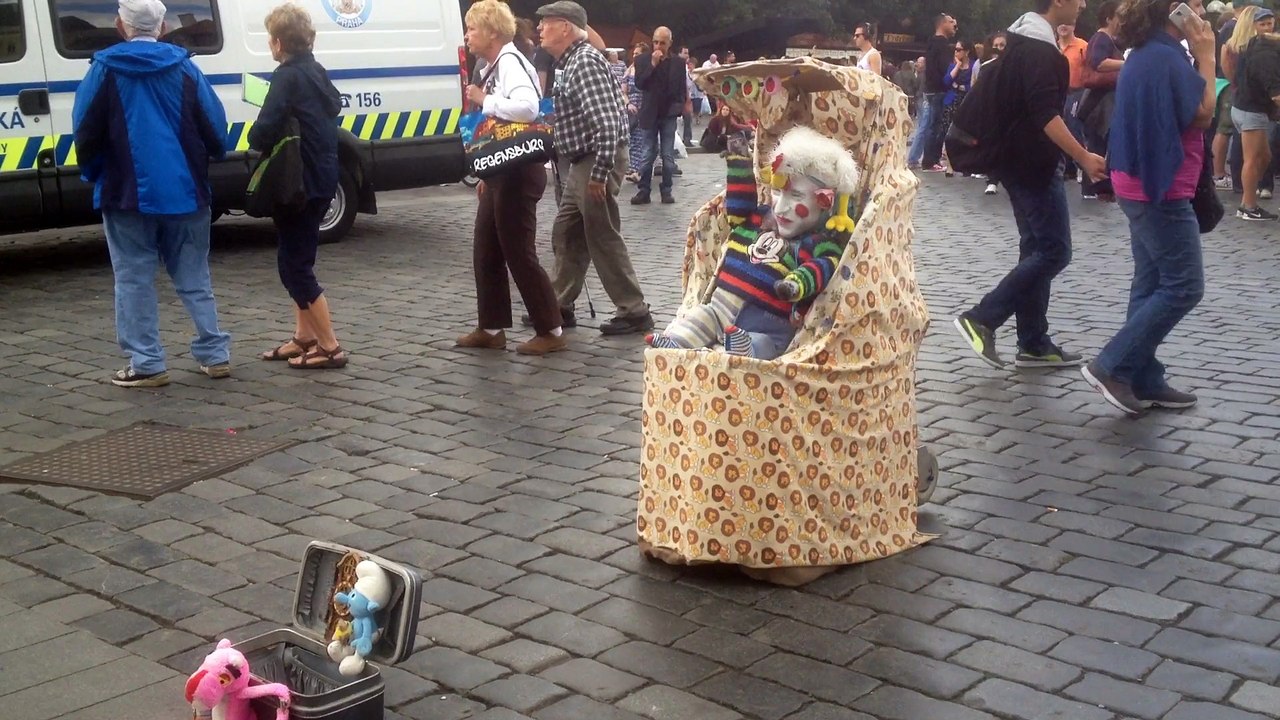 Street Artist Prague - Bebe - Baby - hahahahaah - Funny Artist - Man in the cradle Prank