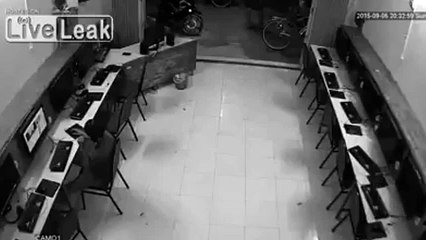 Cámara de seguridad: Intenta golpear a un perro y termina con fuerte golpe