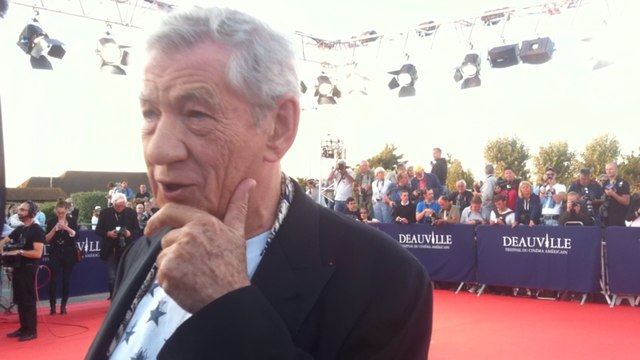Ian McKellen montre son tatouage sur le tapis rouge