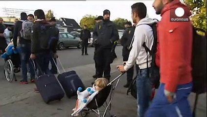 Tải video: Migrants: Denmark lifts restrictions on trains and ferries