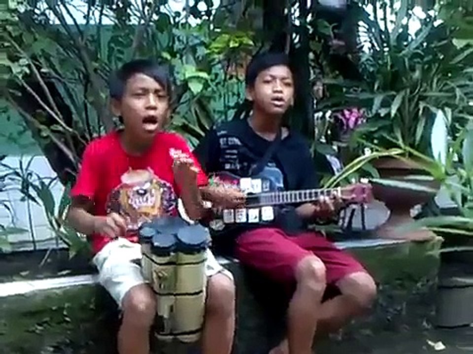 Aksi anak pengamen jalanan yg Kreatif di ,Kp Rambutan part 1