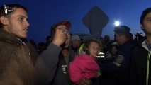 A la frontière hongroise les réfugiés appellent à l'aide Merkel