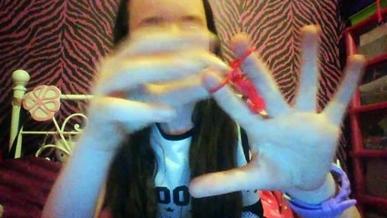 Fish tail loom band (on the fingers)