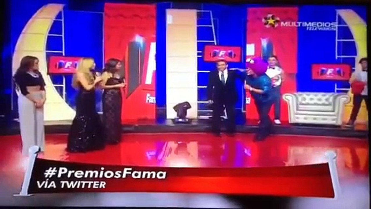 Platanito bufa a la güera y lo corren