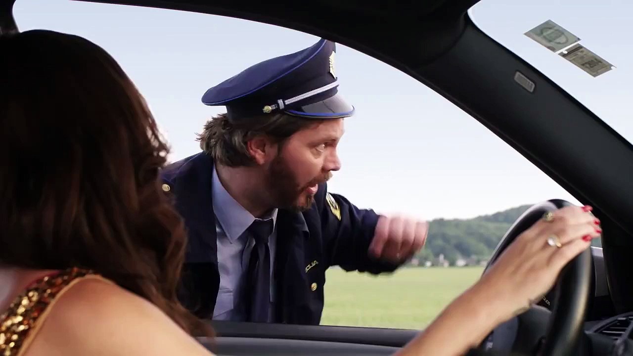 Policist Zrnec preveri njene AIRBAG-e