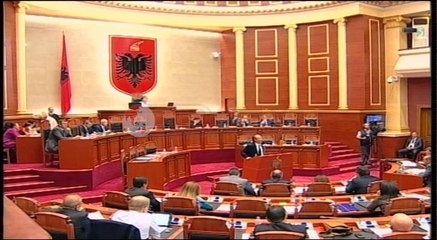 Berisha në kuvend: S'i detyrohem askujt qofte horr, prostitutë apo i ndershëm- Ora News