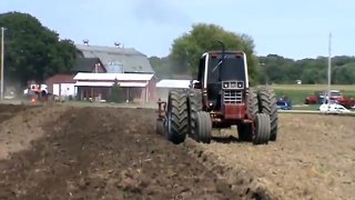 IH international harvester -tractors plowing