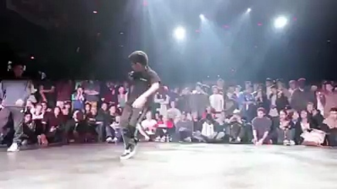 THESE GUYS HAVE SOME DEADLY DANCE SKILLS. JUST AWESOME!