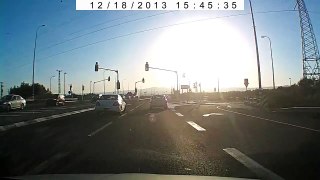 כמעט תאונה: נהג עובר באדום מלא וכמעט מתנגש בשני כלי רכב [CAR DVR]