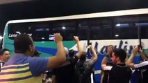 Torcida do Botafogo recepciona o time no aeroporto de Vitória