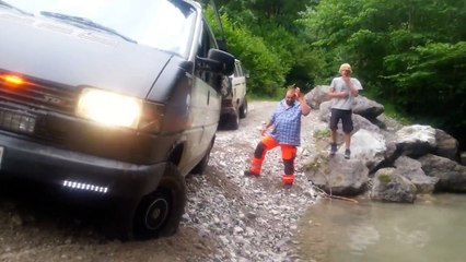 T3 bergt seinen jüngeren Bruder T4 Offroad