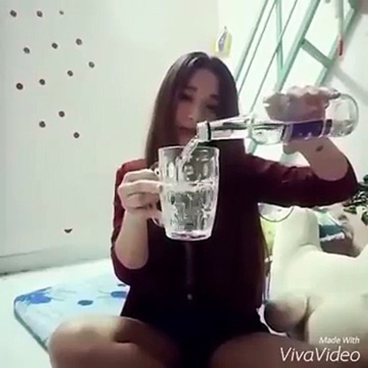 Gái xinh uống 1 phát hết luôn chai vodka
