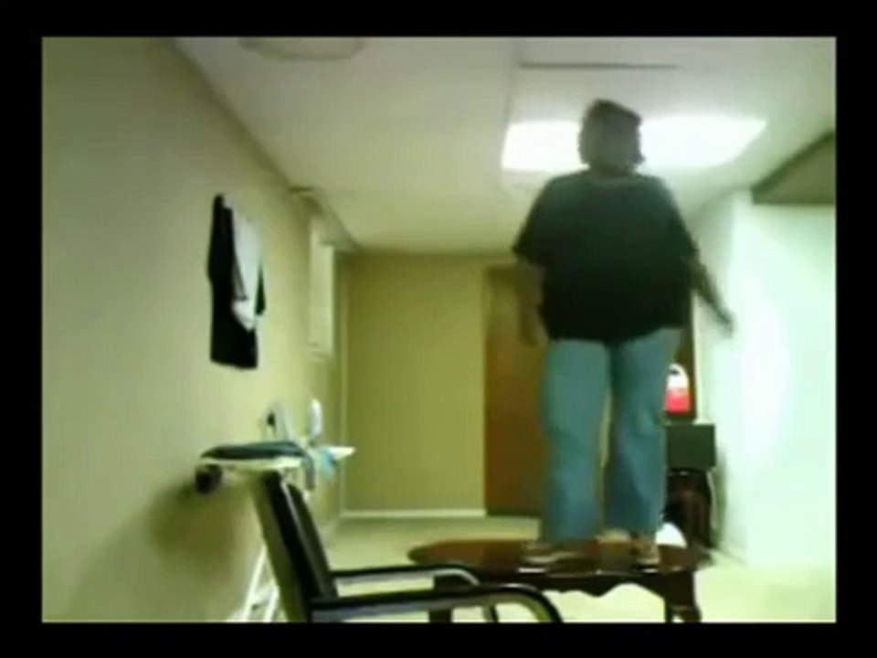 Mujer gorda se cae de la mesa