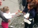 ‫ لحظة مؤثرة لطفلة ألمانية تقدم الحلوى لطفلة سورية لاجئة‬