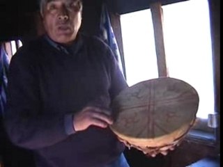 El artesano mapuche y sus instrumentos.