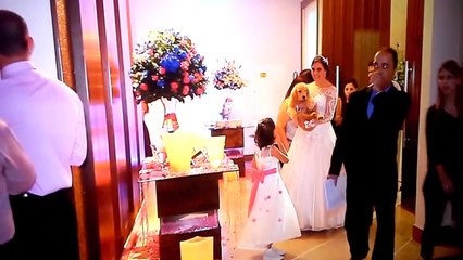 Noiva dá um presente inusitado na festa do casamento!