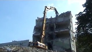 CAT 330D UHD w akcji / CAT 330D UHD demolishing a building in Warsaw/Poland