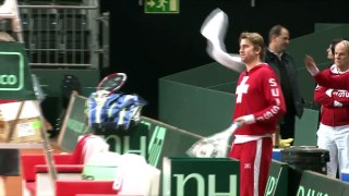 Federer et Wawrinka tâtent le court de Forum Fribourg.mp4