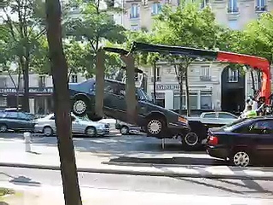 Paris - How to tow a car