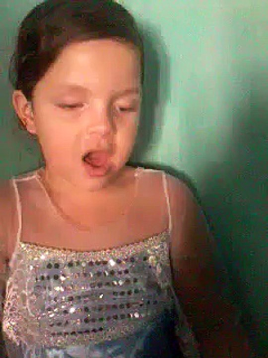 Eloah linda cantando musica em inglês